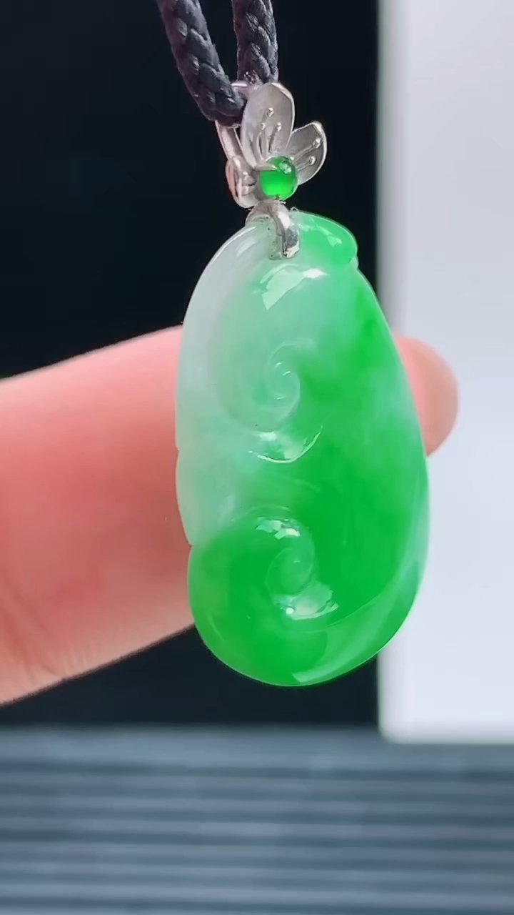 天然A货翡翠如意吊坠，尺寸20.1-13.5-5.6重量:2.74g 1010
10月11日