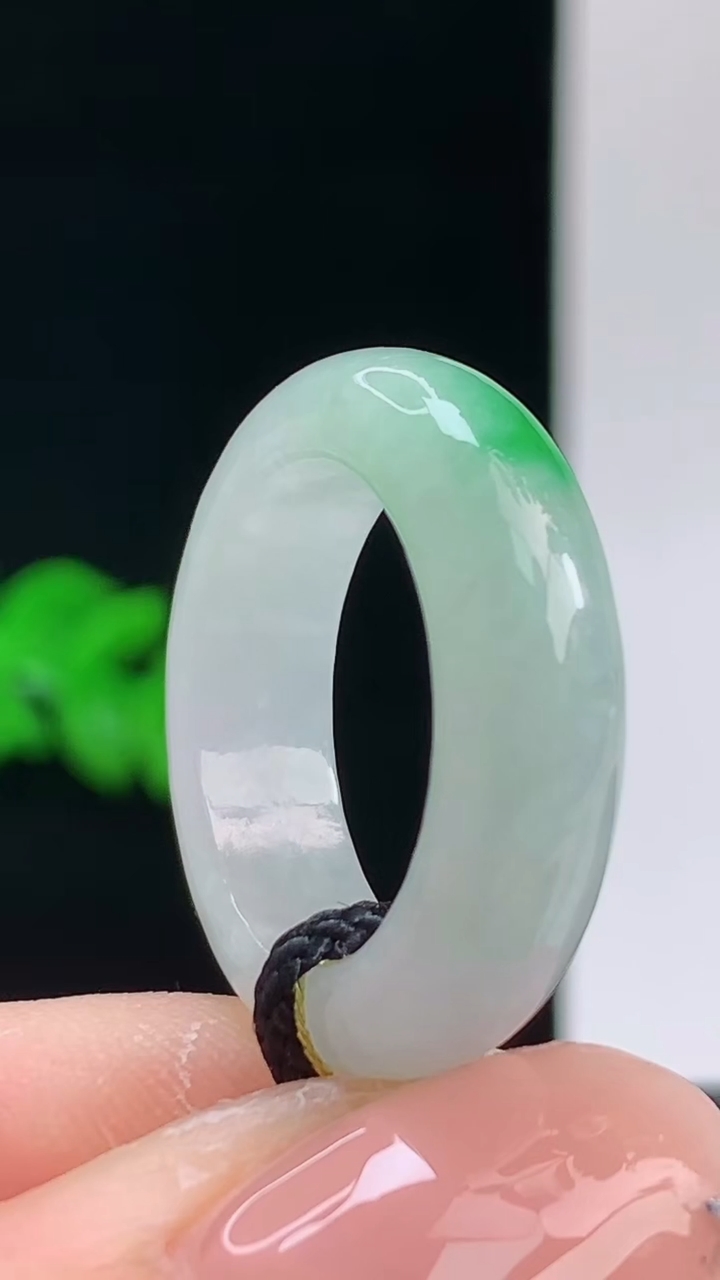 天然A货翡翠玉指环戒指，尺寸16.8-6-4重量:4.33g 10102026年10月11日
工厂直