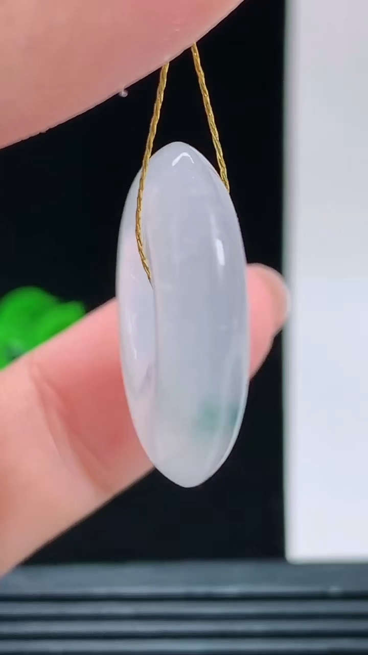 天然A货翡翠冰种飘花平安扣吊坠，尺寸23.6-5.8重量:6.63g 1010
10月11日