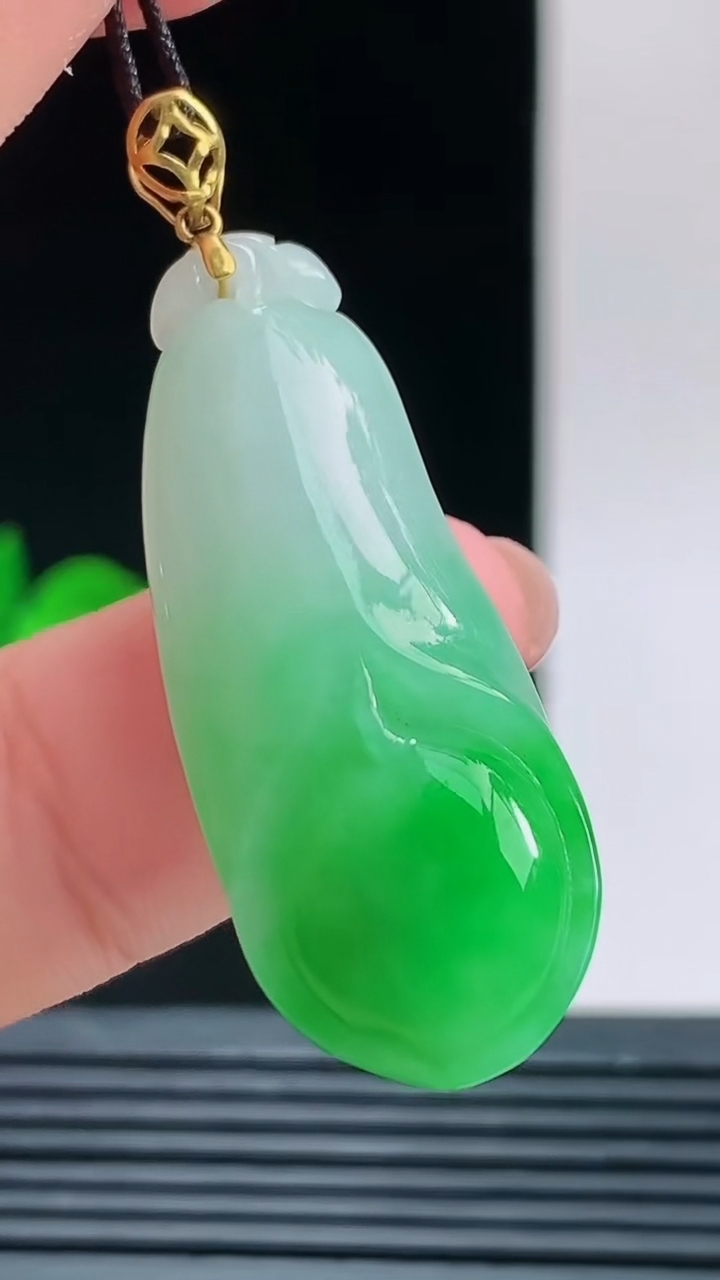 天然A货翡翠玉兰花吊坠，尺寸34.4-14.5-8.3重量:7.29g 1010
10月11日