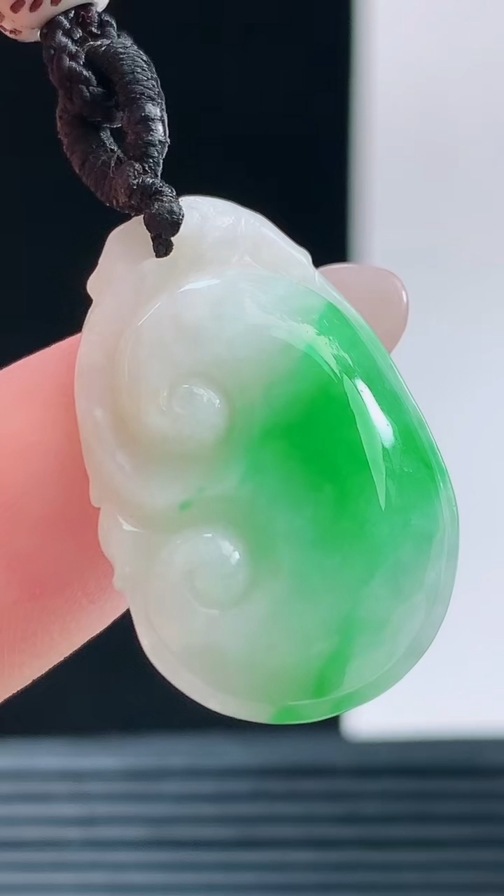 天然A货翡翠如意吊坠，尺寸26-16-6重量:3.80g h168
10月11日