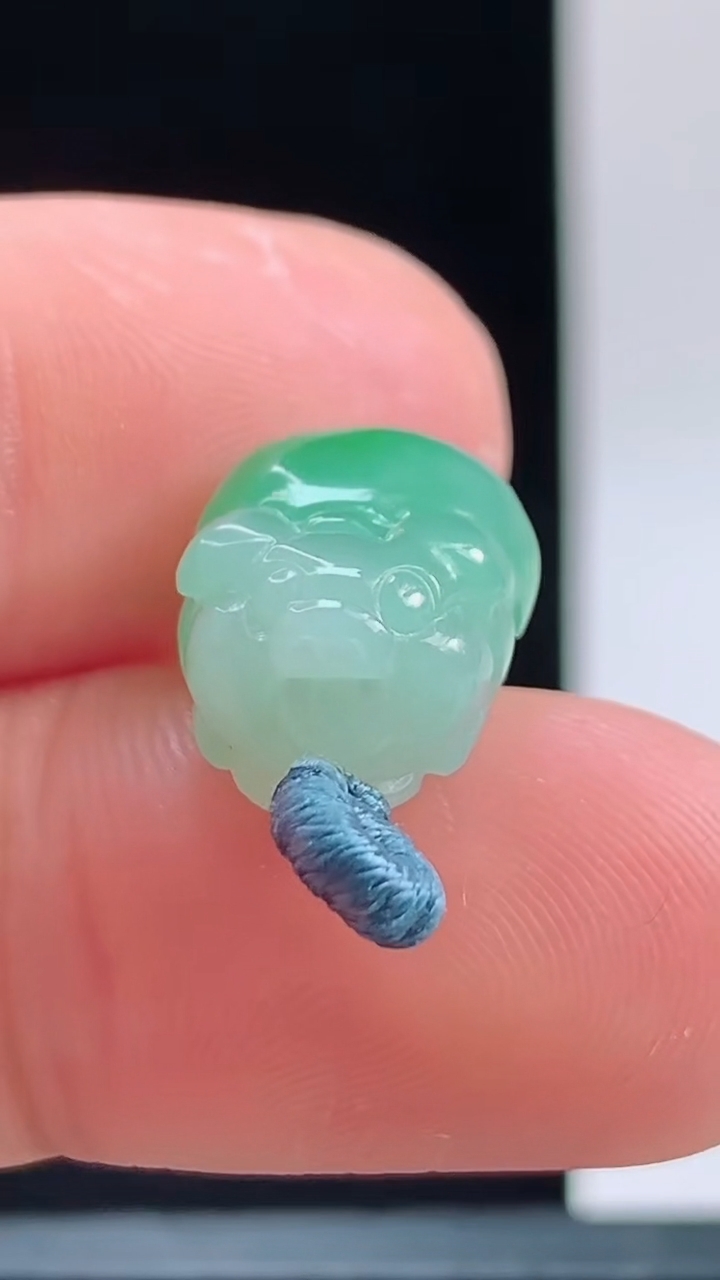 天然A货翡翠生肖猪吊坠，尺寸15.3-11.3-8.3重量:3.00g 1010
10月11日