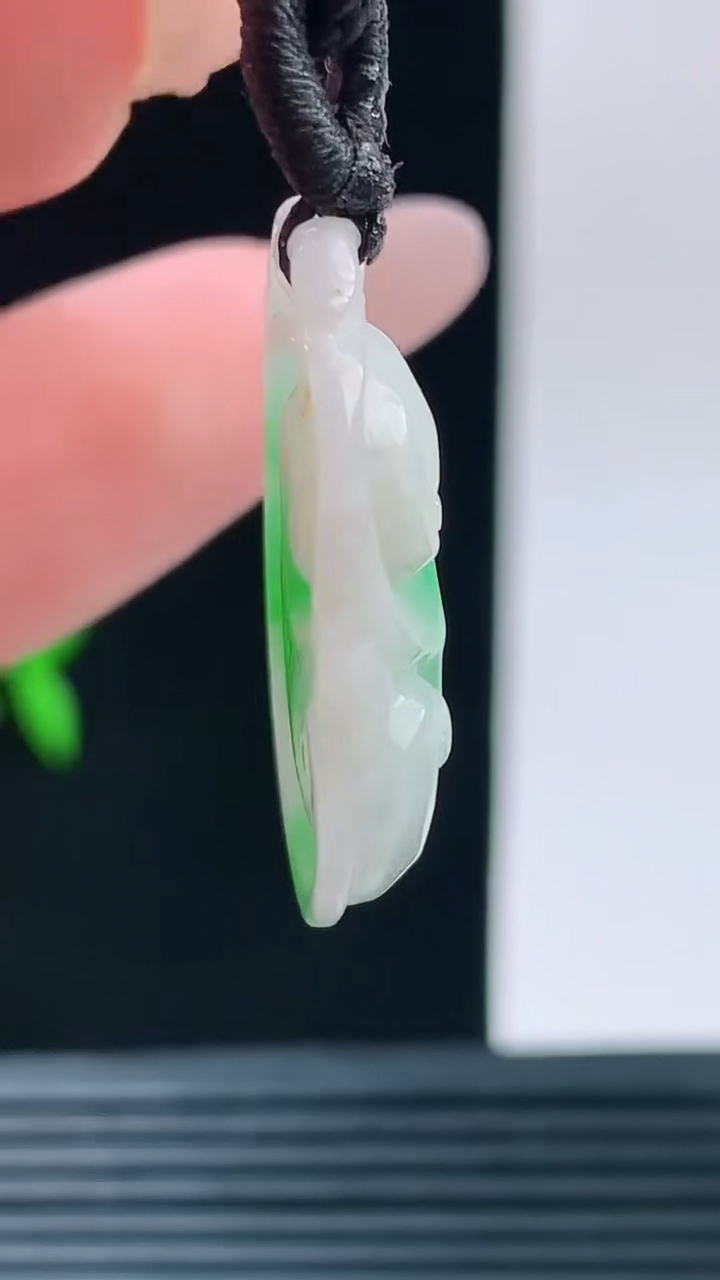 天然A货翡翠如意吊坠，尺寸26-16-6重量:3.80g h168
10月11日