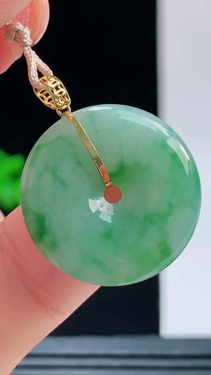 天然A货翡翠18K金飘花平安扣吊坠，尺寸21-4.3重量:4.00g 1010
10月11日