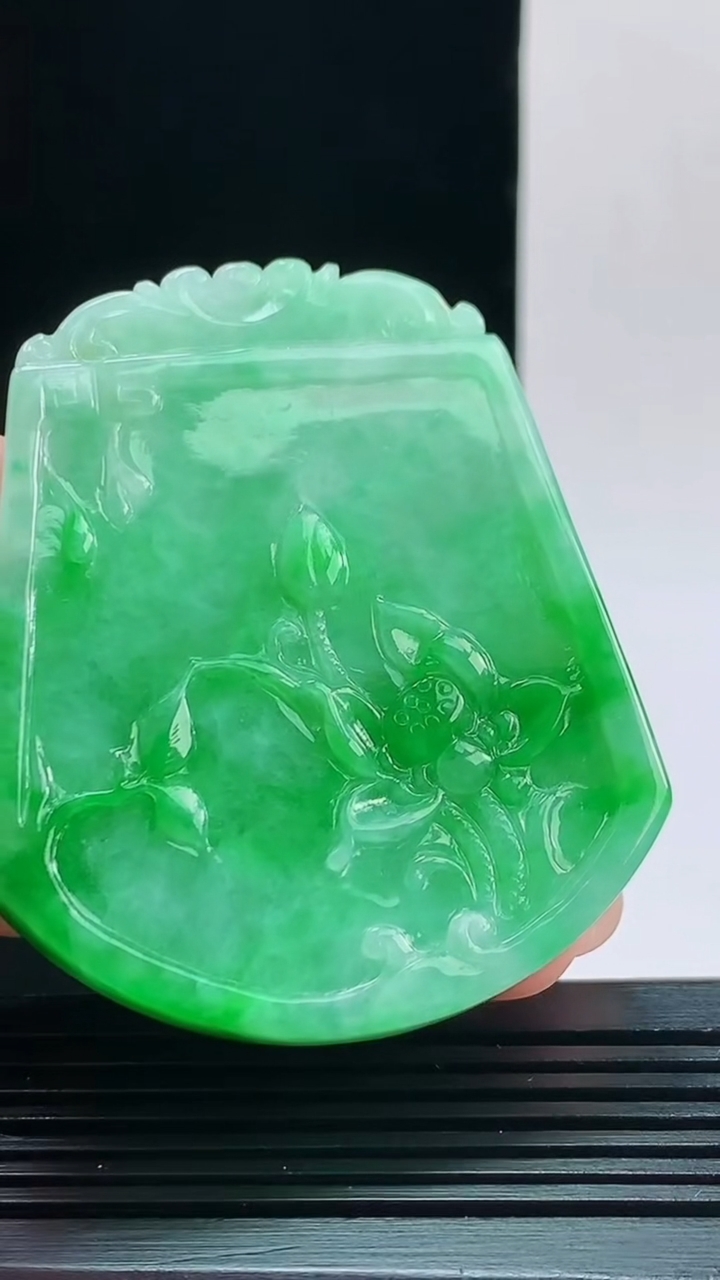 天然A货翡翠年年有余 荷叶鱼吊坠，尺寸55.4-46.5-5.7重量:32.04g 1010
10月11日