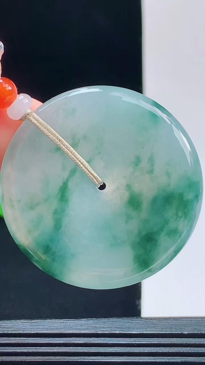 天然A货翡翠冰种飘花平安扣吊坠，尺寸39.9-5.8重量:20.73g 1010
10月11日