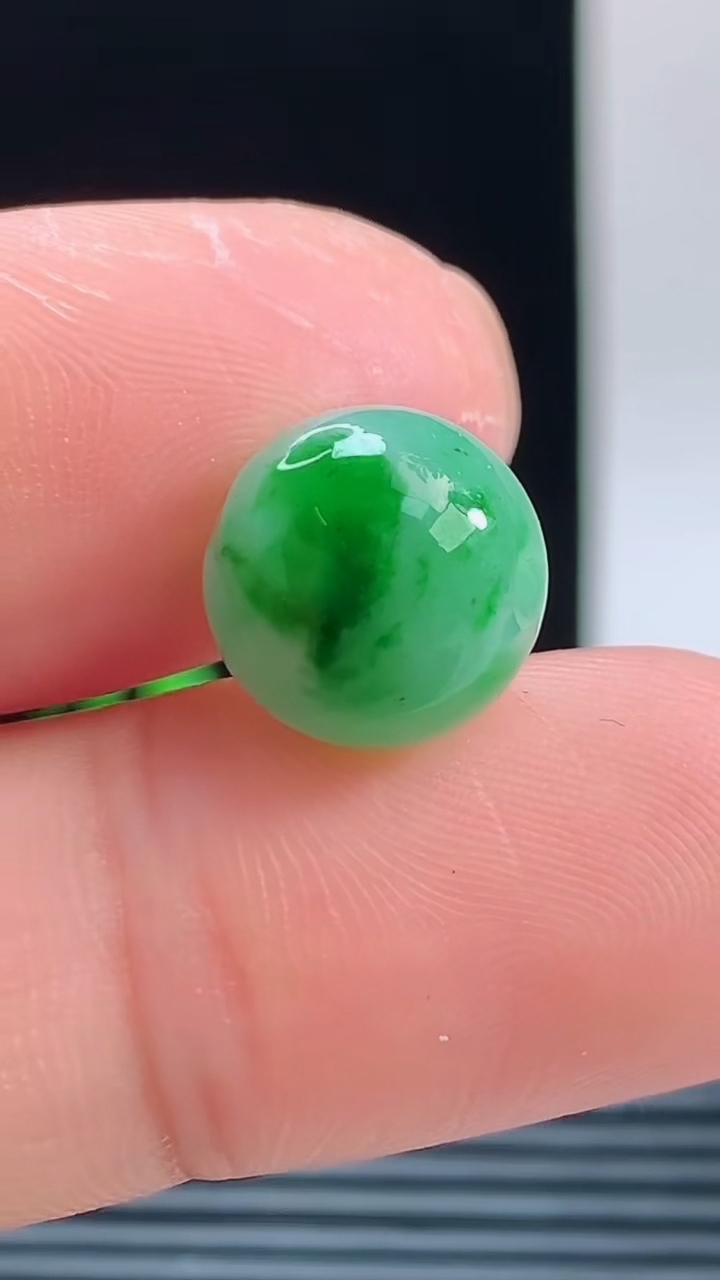 天然A货翡翠圆珠镶嵌件，尺寸11.2重量:2.43g 1010
10月11日