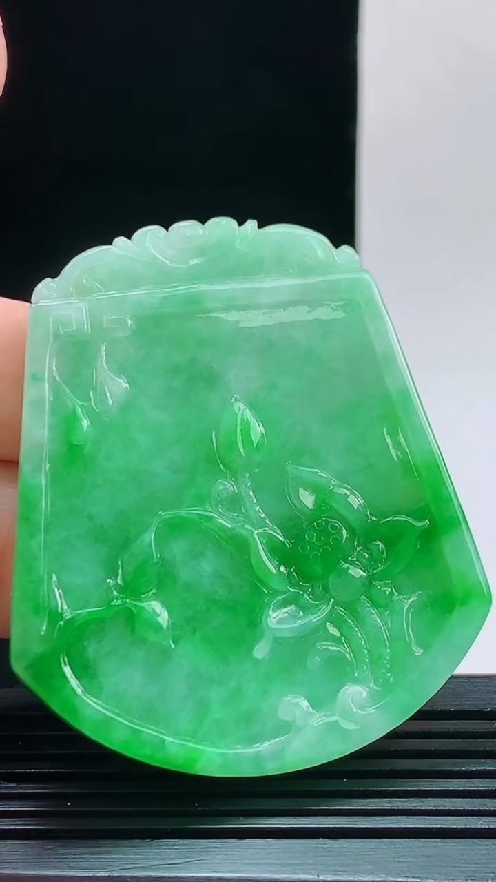 天然A货翡翠年年有余 荷叶鱼吊坠，尺寸55.4-46.5-5.7重量:32.04g 1010
10月11日