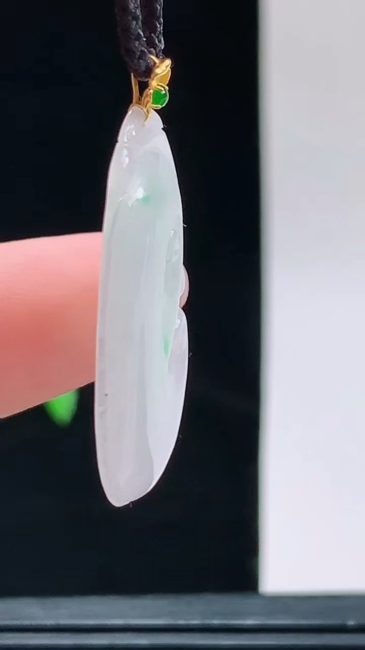 天然A货翡翠如意吊坠，尺寸30.4-19.4-3.5重量:4.00g 1010
10月11日
