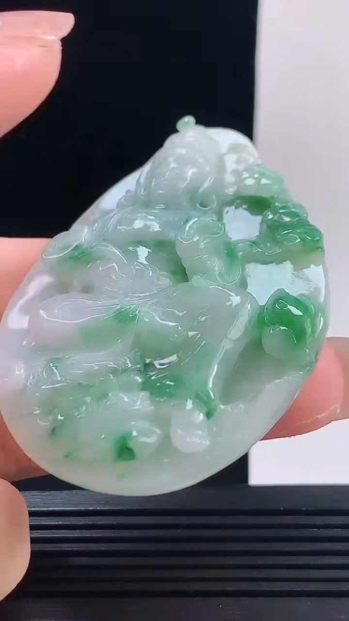 天然A货翡翠飘花大势至菩萨吊坠，尺寸66-46-11重量:53.61g h168
10月11日