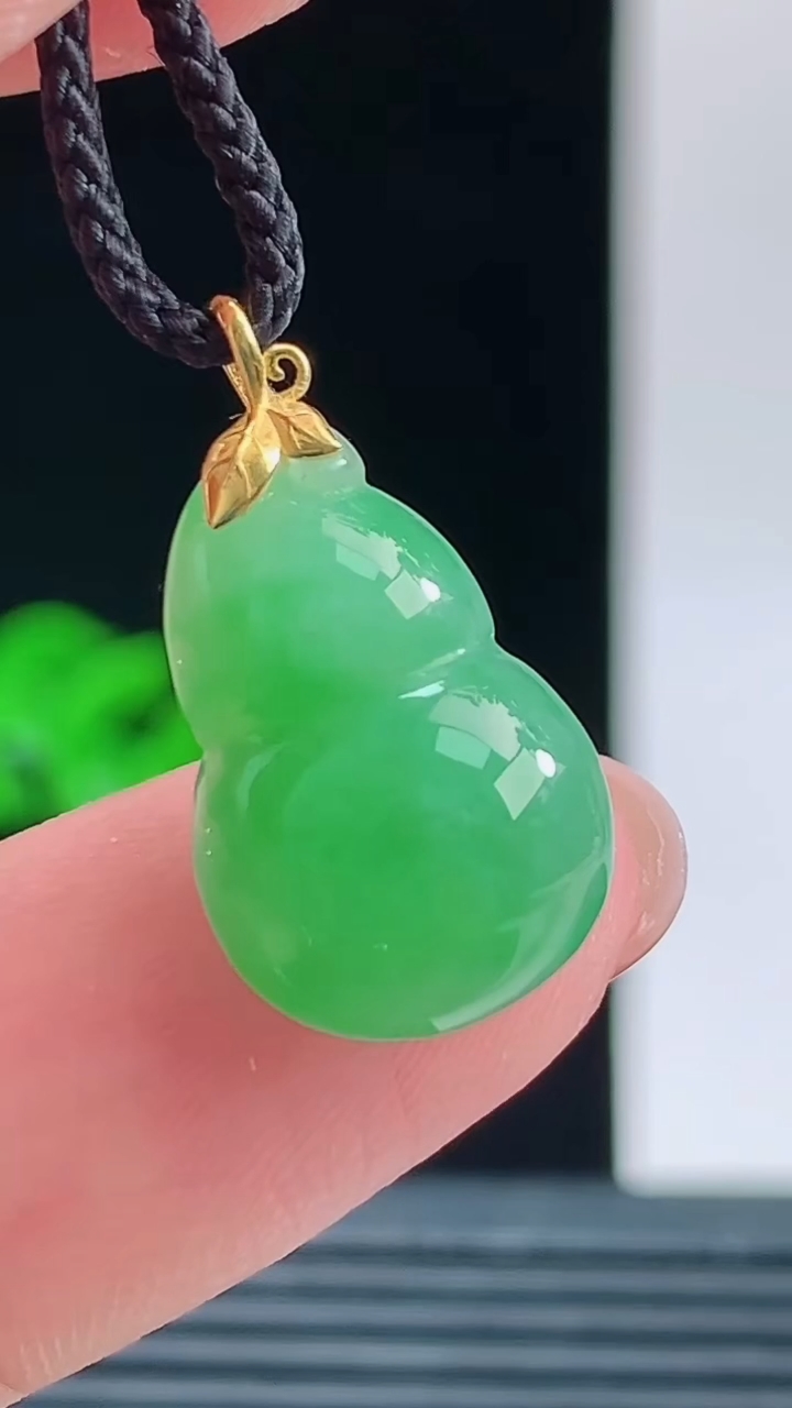 天然A货翡翠葫芦吊坠，尺寸17.8-11-5.3重量:1.62g 1010
10月11日