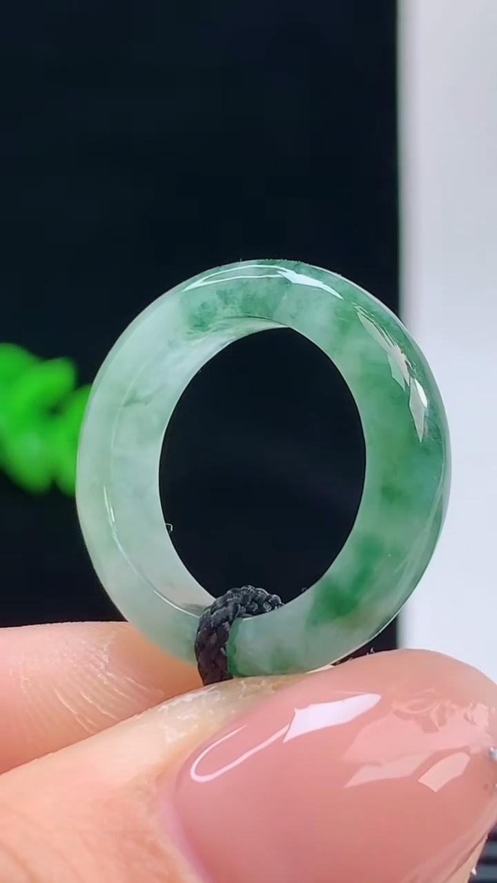 天然A货翡翠飘花玉指环戒指，尺寸16.1-5.7-3.4重量:3.13g 10102026年10月1