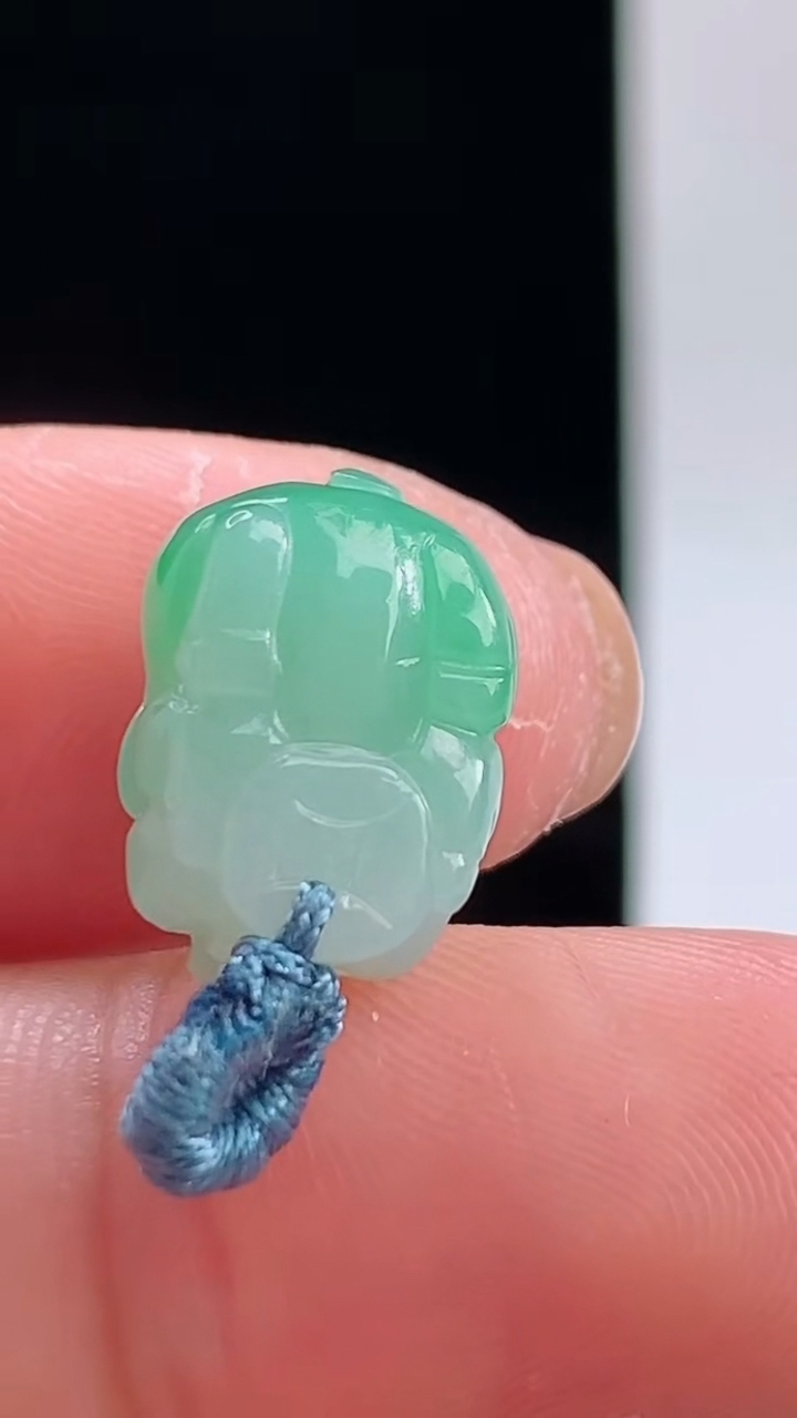 天然A货翡翠生肖猪吊坠，尺寸15.3-11.3-8.3重量:3.00g 1010
10月11日