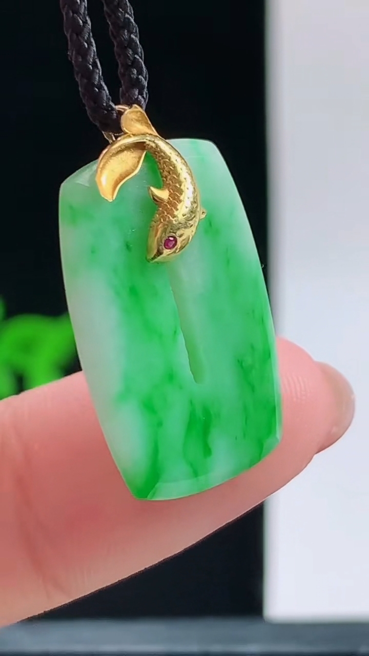 天然A货翡翠福贝吊坠，尺寸22.8-14.6-2.5重量:2.40g 1010
10月11日