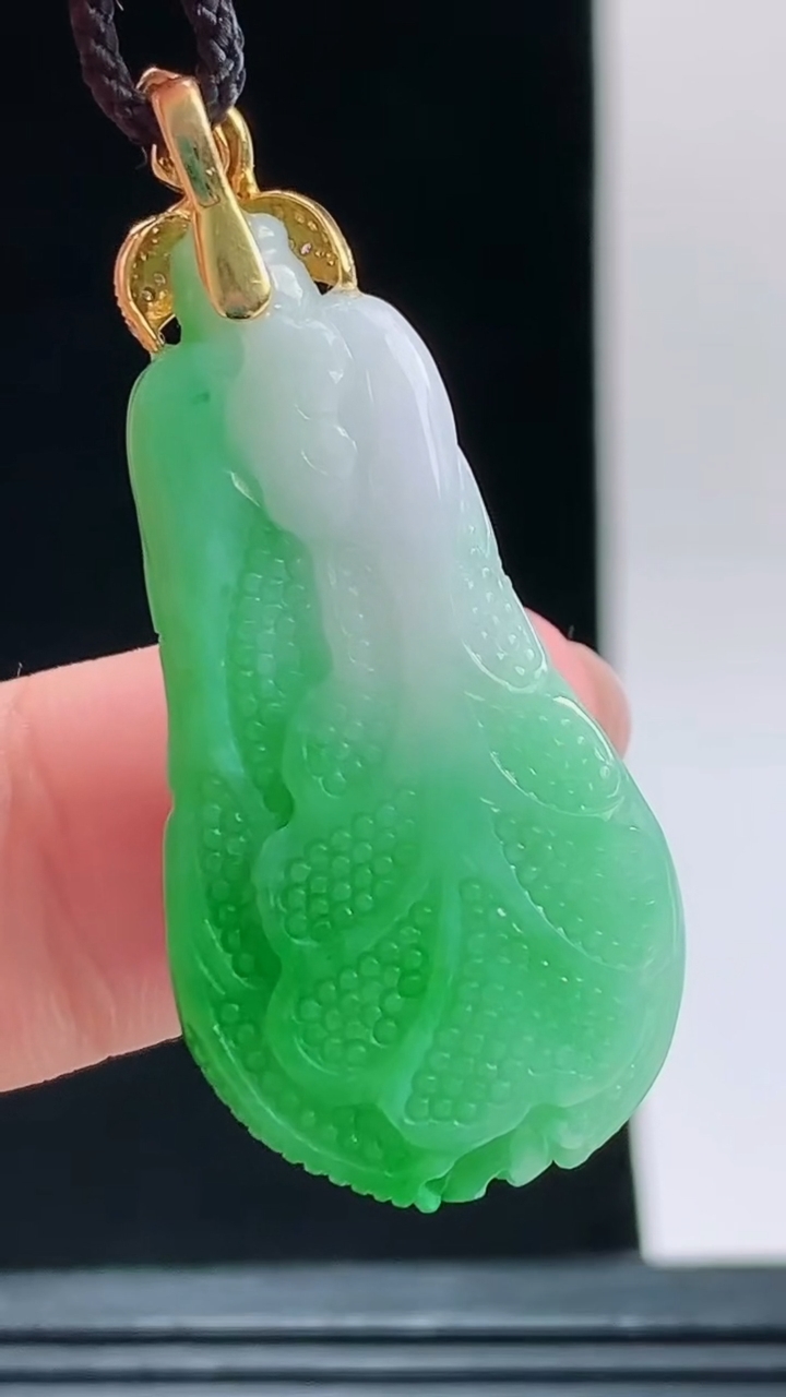 天然A货翡翠白菜吊坠，尺寸36.3-18.5-9.5重量:9.00g 1010
10月11日