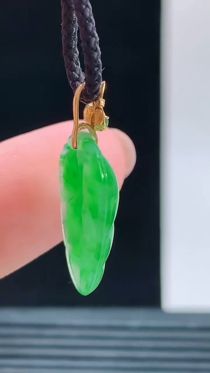 天然A货翡翠金枝玉叶 叶子吊坠，尺寸18-12-2.9重量:1.09g 1010
10月11日