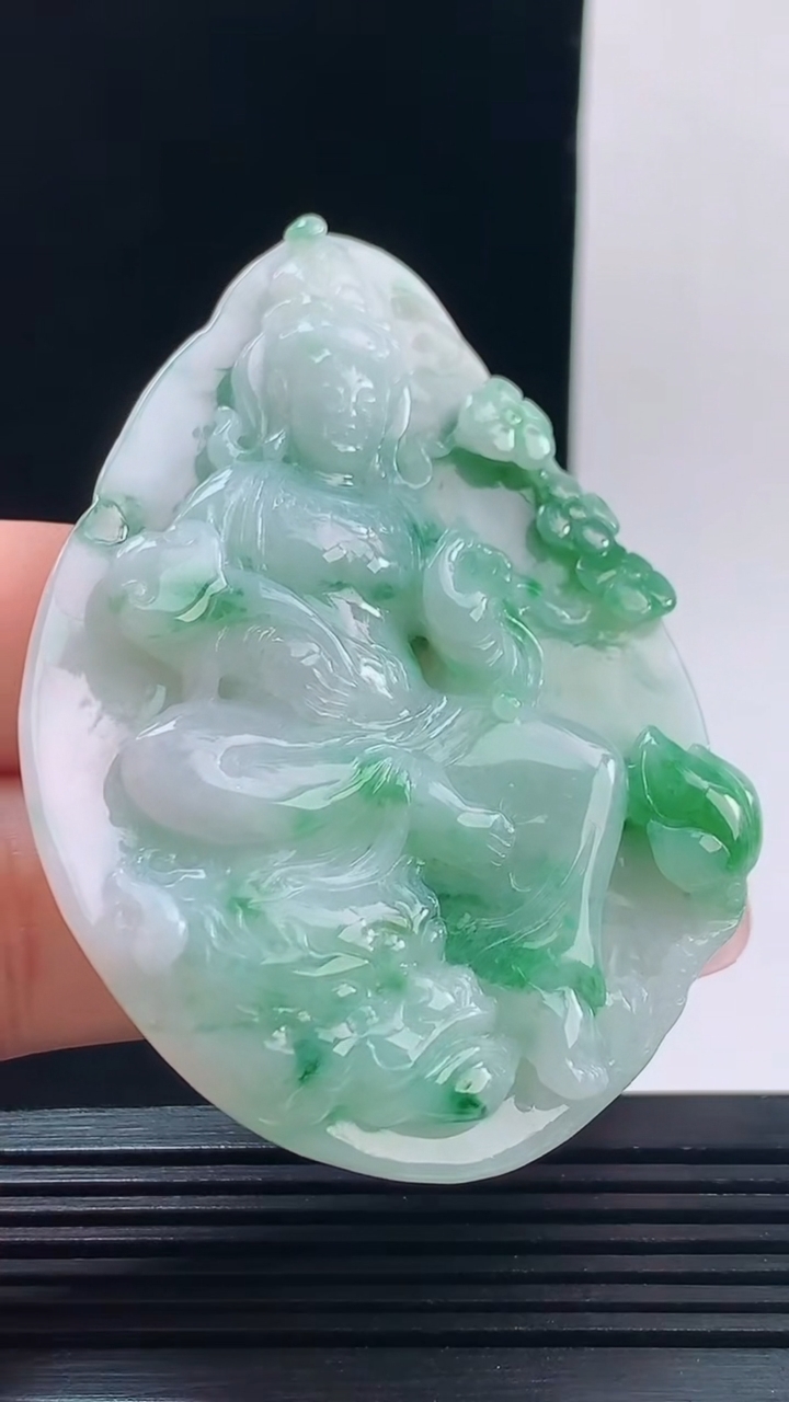 天然A货翡翠飘花大势至菩萨吊坠，尺寸66-46-11重量:53.61g h168
10月11日