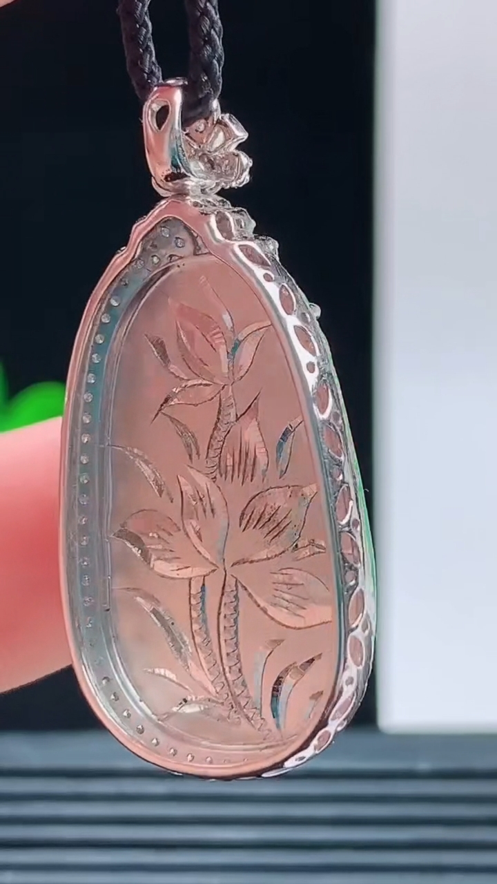 天然A货翡翠如意吊坠，尺寸37.2-18.2-5.9裸石26.7-16.2重量:5.76g 1010
10月11日