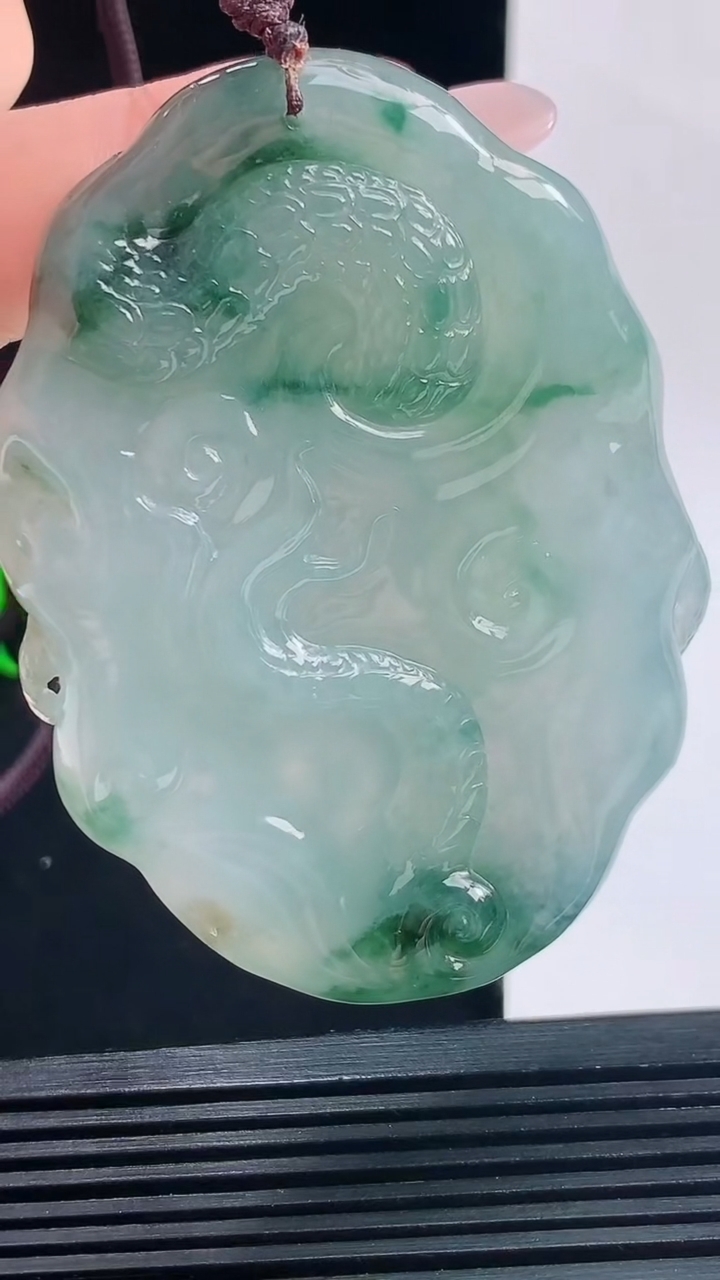 天然A货翡翠种飘花龙牌吊坠，尺寸67.5-50.8-12.2重量:75.65
10月11日  h001