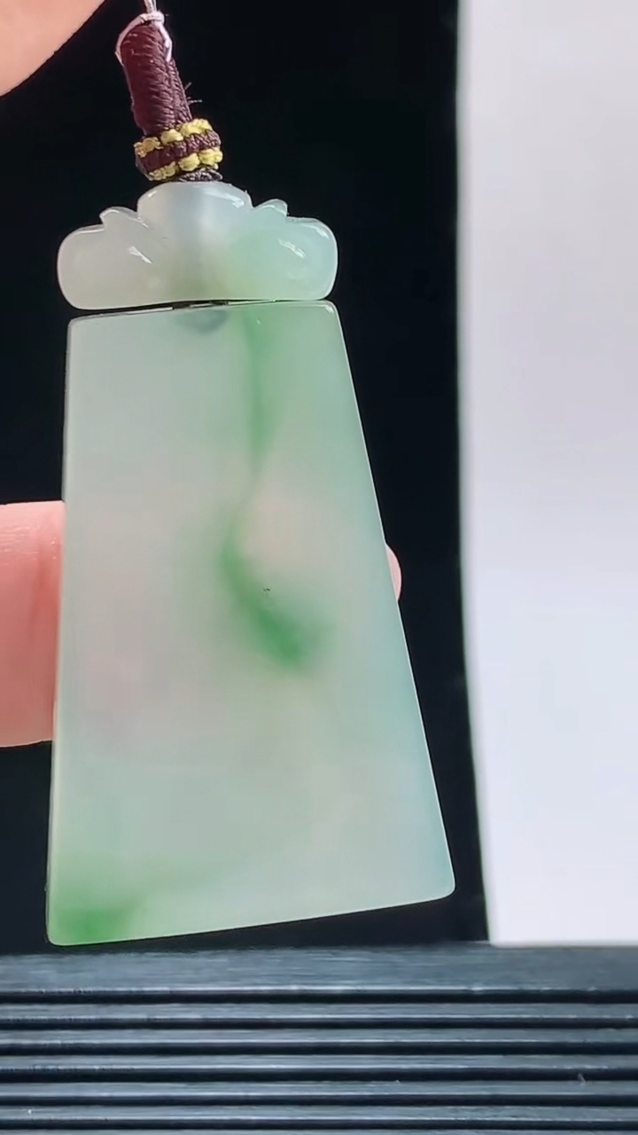 天然A货翡翠冰种飘花无事牌吊坠，尺寸37.6-24.7-5.2重量:14.72g 1010
10月11日