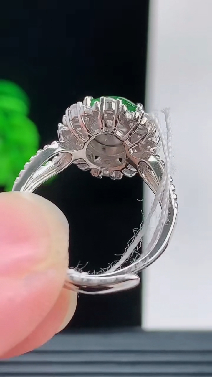 天然A货翡翠蛋面戒指，尺寸15.8裸石7.2重量:2.84g2026年10月11日
工厂直销收藏佳品,种好水足，色泽均匀，有种有色，上手高大气！