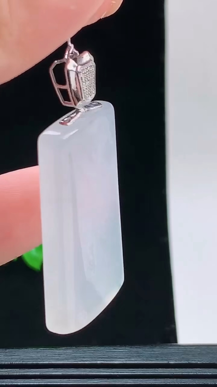 天然A货翡翠种白冰仿古无事牌吊坠，尺寸35.1-20.4-5.5重量:11.88g 1010
10月11日