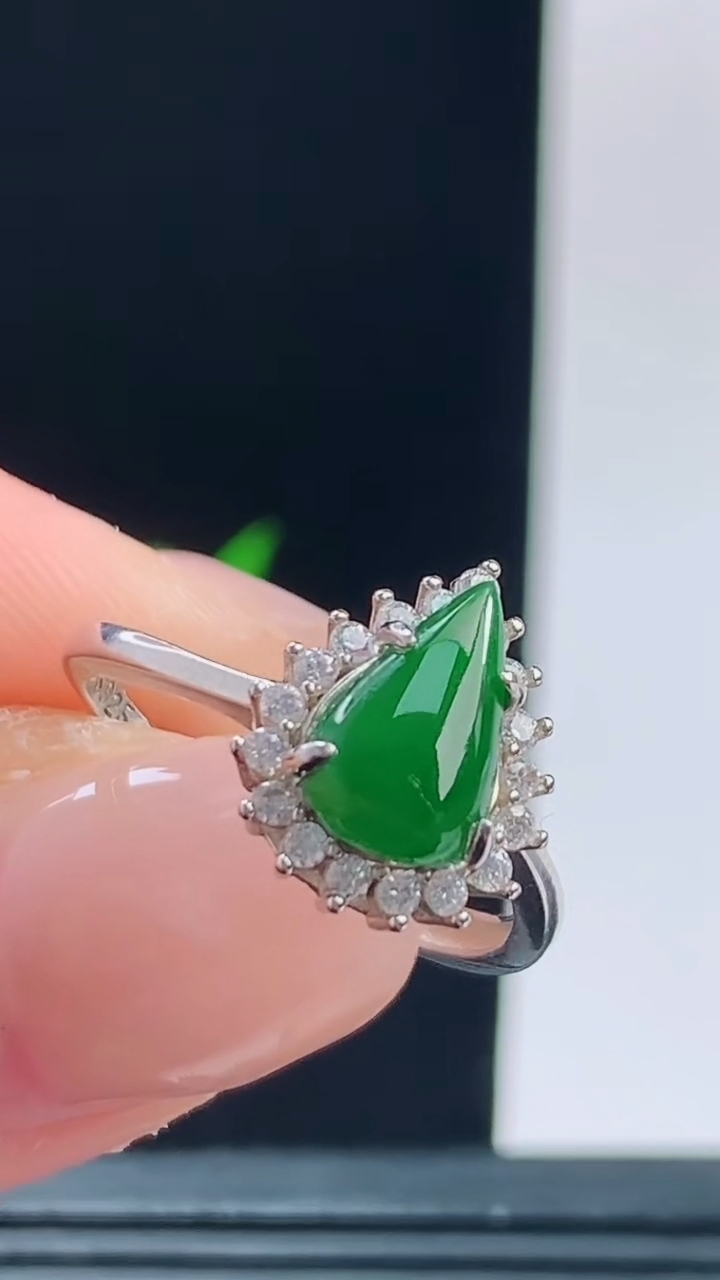 天然A货翡翠水滴戒指，尺寸10.4-6.4重量:2.20g h1282026年10月11日
工厂直销
