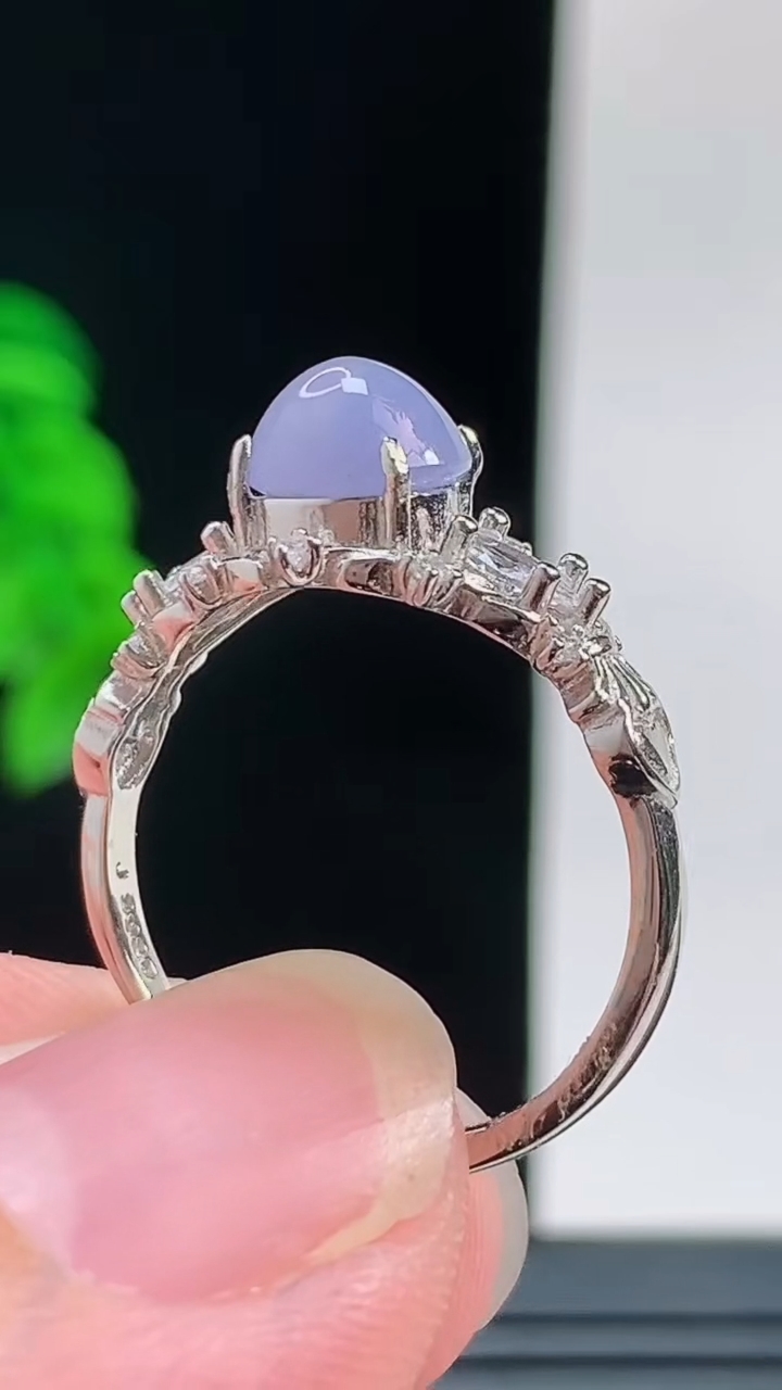 天然A货翡翠925银紫罗兰蛋面戒指，尺寸17.5裸石5.7-6重量:2.17g2026年10月11日
工厂直销收藏佳品,种好水足，色泽均匀，有种有色，上手高大气！