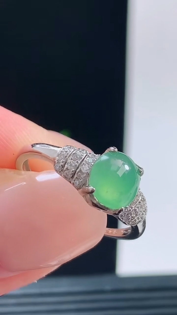 天然A货翡翠蛋面戒指，尺寸7-6.8重量:2.16g h1282026年10月11日
工厂直销收藏佳品,种好水足，色泽均匀，有种有色，上手高大气！