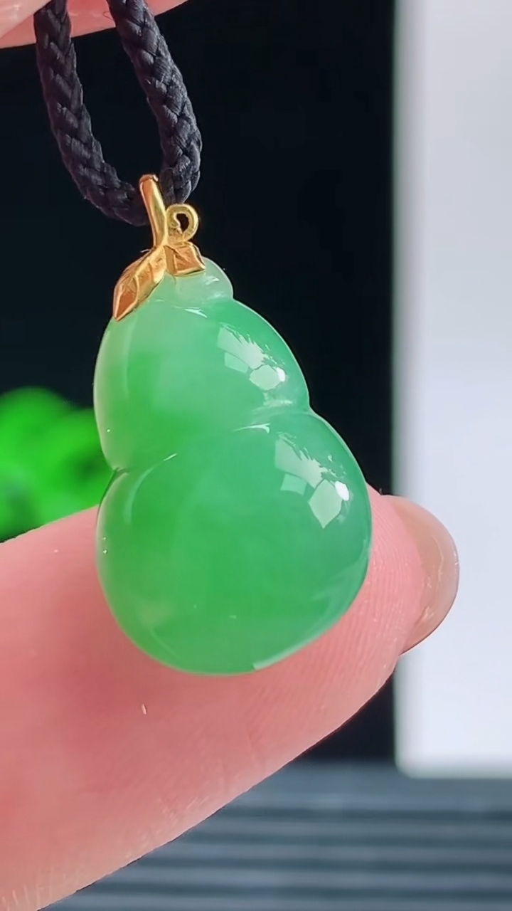天然A货翡翠葫芦吊坠，尺寸17.8-11-5.3重量:1.62g 1010
10月11日