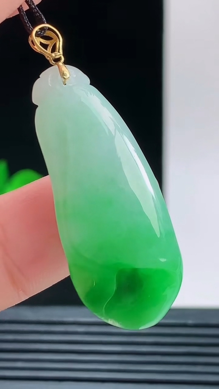 天然A货翡翠玉兰花吊坠，尺寸34.4-14.5-8.3重量:7.29g 1010
10月11日