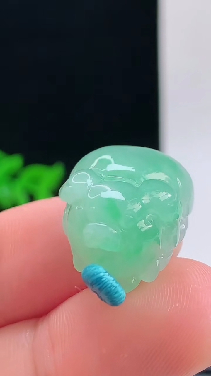 天然A货翡翠生肖猪吊坠，尺寸20.9-16.7-12重量:8.19g 1010
10月11日