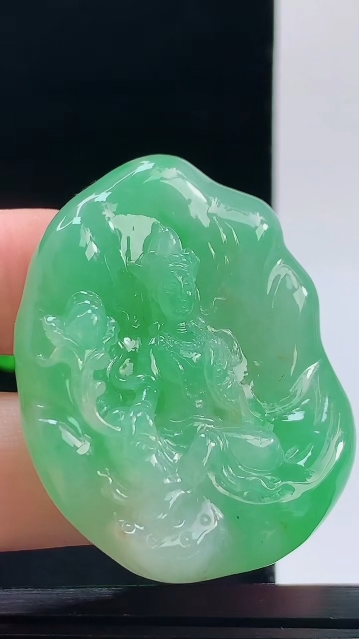 天然A货翡翠大势至菩萨，尺寸47-37.3-12.3重量:40.17g 1010
10月11日