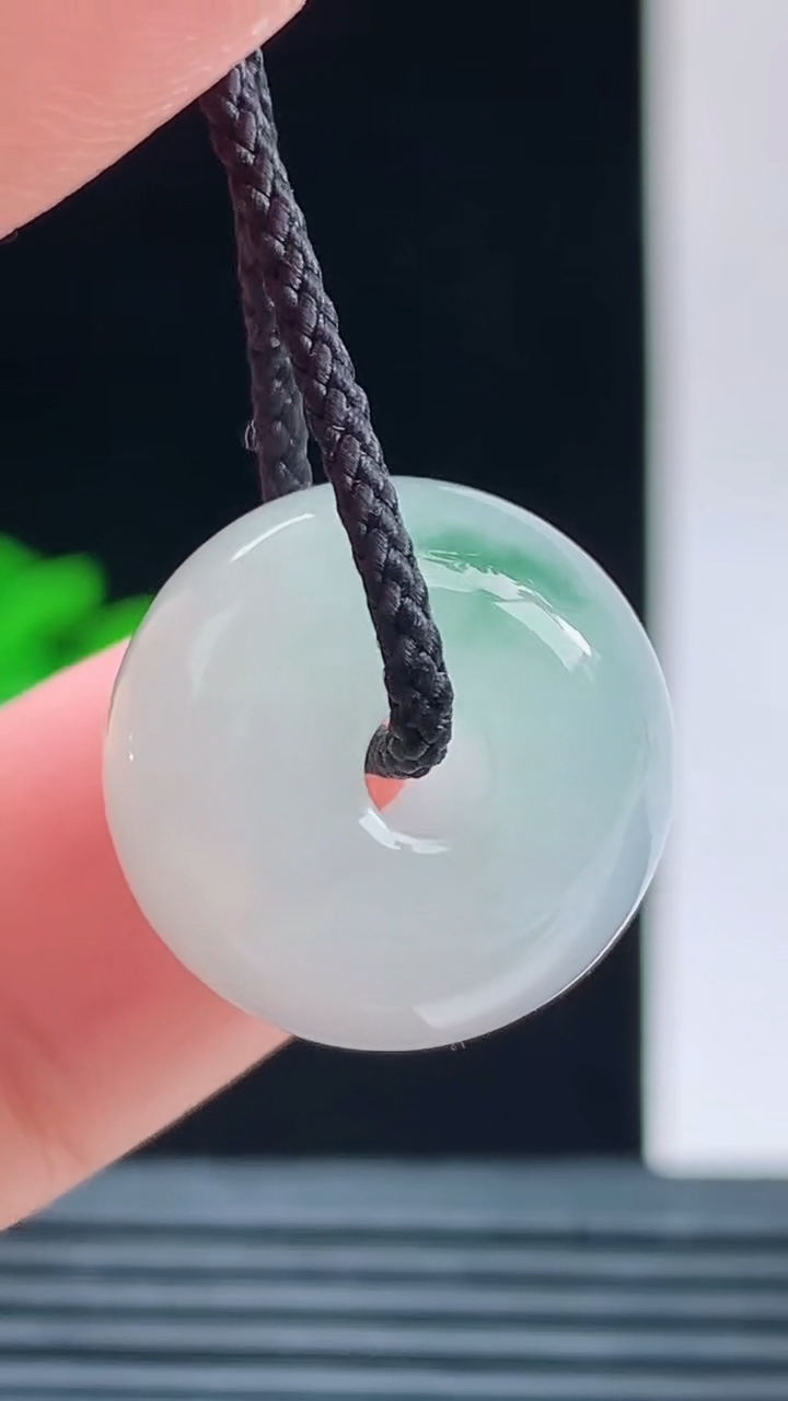 天然A货翡翠飘花路路通吊坠，尺寸16.8-12.6重量:7.00g 1010
10月11日