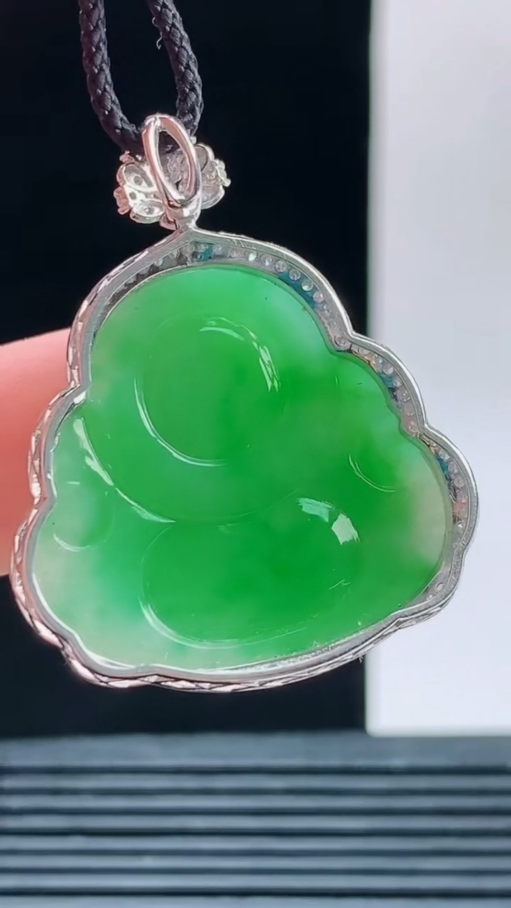 天然A货翡翠佛公吊坠，尺寸35.6-29.2-9.2裸石24.6-26.2重量:7.81g 1010
10月11日