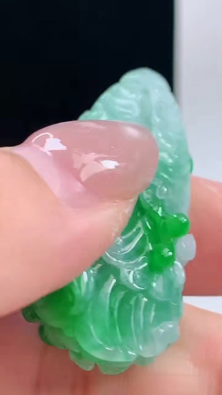 天然A货翡翠白菜吊坠，尺寸46-22.5-12.5重量:17.57g h168
10月11日