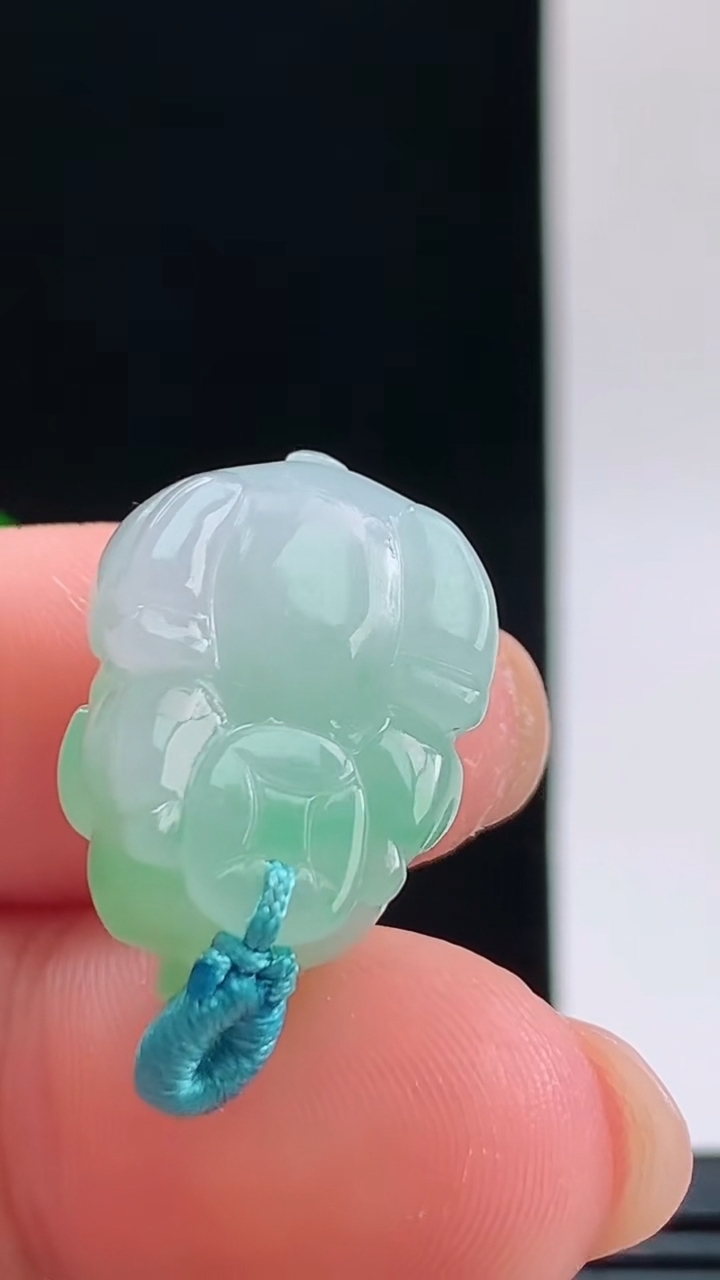 天然A货翡翠生肖猪吊坠，尺寸20.9-16.7-12重量:8.19g 1010
10月11日
