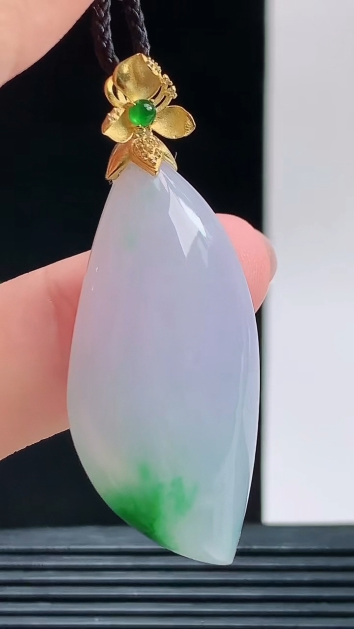 天然A货翡翠随形吊坠，尺寸37.7-17.9-9.1重量:10.26g 1010
10月11日