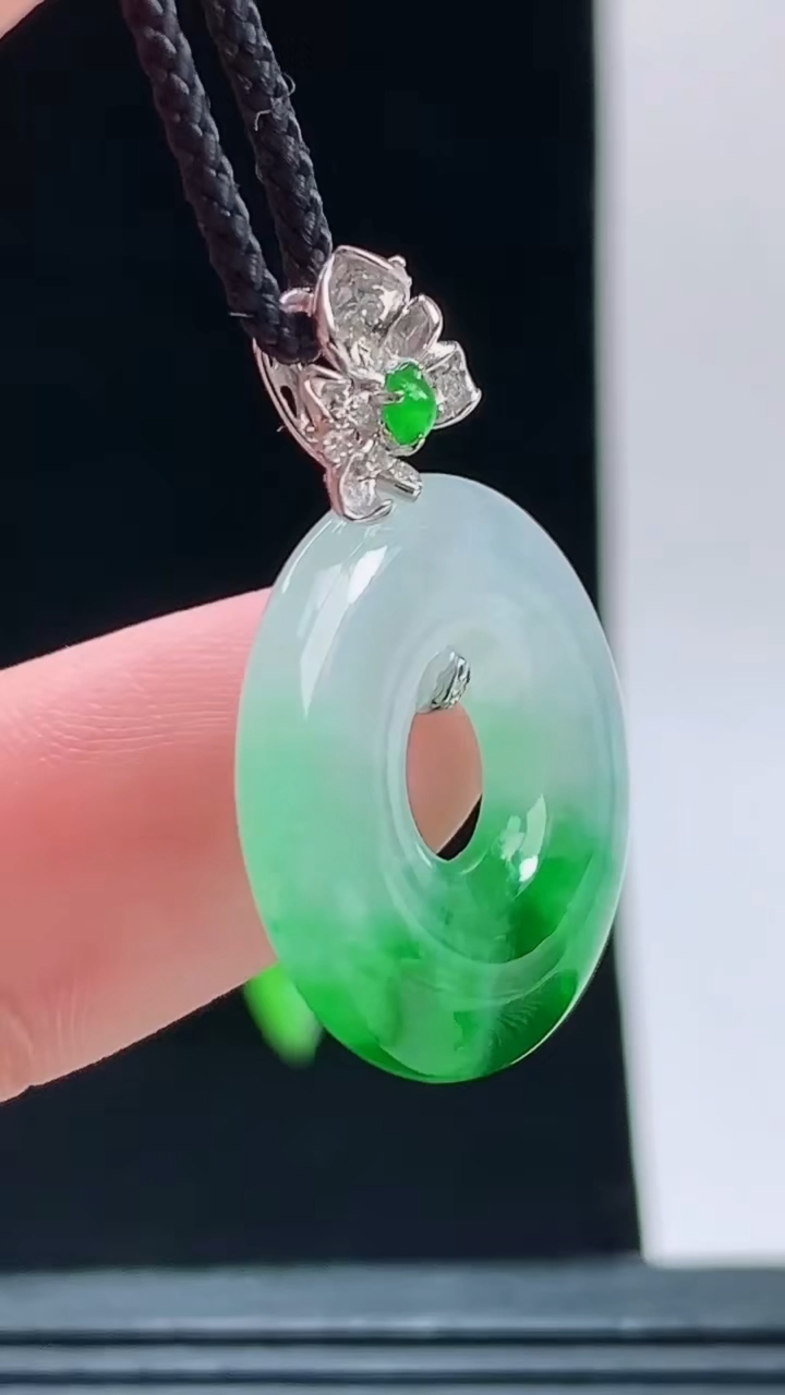 天然A货翡翠平安环吊坠，尺寸21.4-3.8重量:4.25g 1010
10月11日
