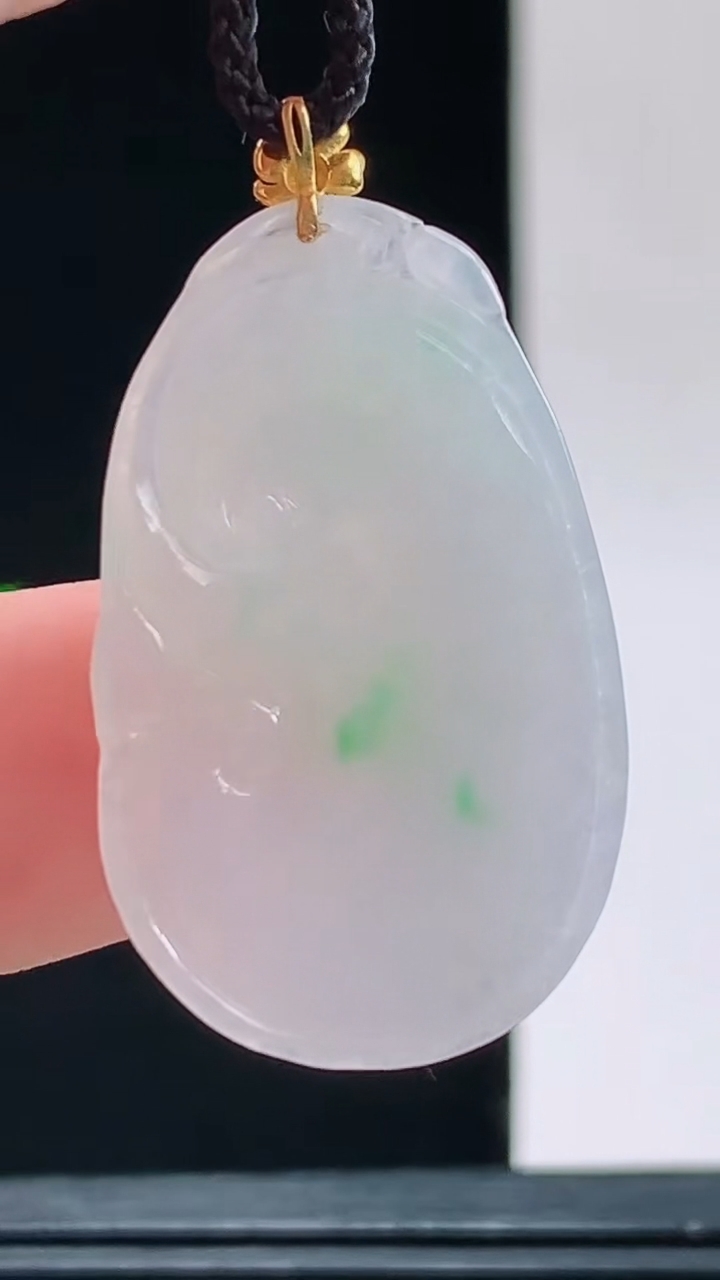 天然A货翡翠如意吊坠，尺寸30.4-19.4-3.5重量:4.00g 1010
10月11日