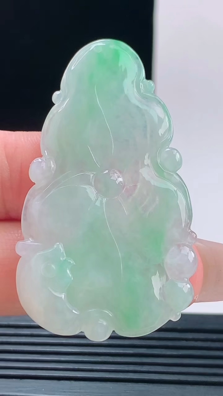 天然A货翡翠年年有余 荷叶鱼吊坠，尺寸53-30.6-5.3重量:11.13g h128
10月11