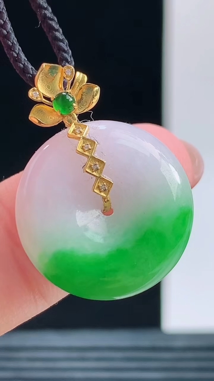 天然A货翡翠平安扣吊坠，尺寸18.3-6重量:3.78g 1010
10月11日
