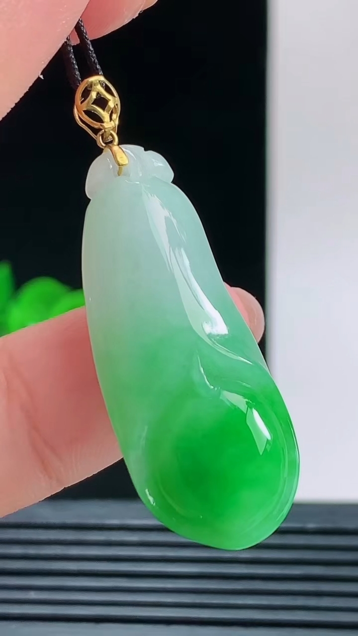 天然A货翡翠玉兰花吊坠，尺寸34.4-14.5-8.3重量:7.29g 1010
10月11日