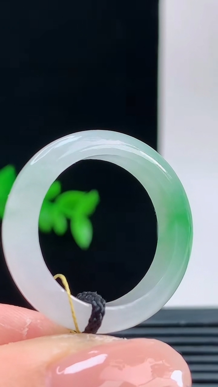 天然A货翡翠玉指环戒指，尺寸20.2-5.9-3.8重量:4.62g 10102026年10月11日
工厂直销收藏佳品,种好水足，色泽均匀，有种有色，上手高大气！