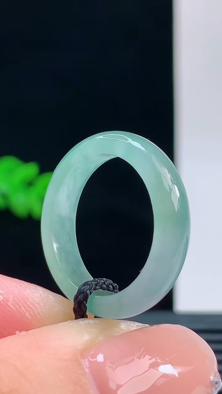 天然A货翡翠玉指环戒指，尺寸17.3-5-3.1重量:2.60g 10102026年10月11日
工厂直销收藏佳品,种好水足，色泽均匀，有种有色，上手高大气！