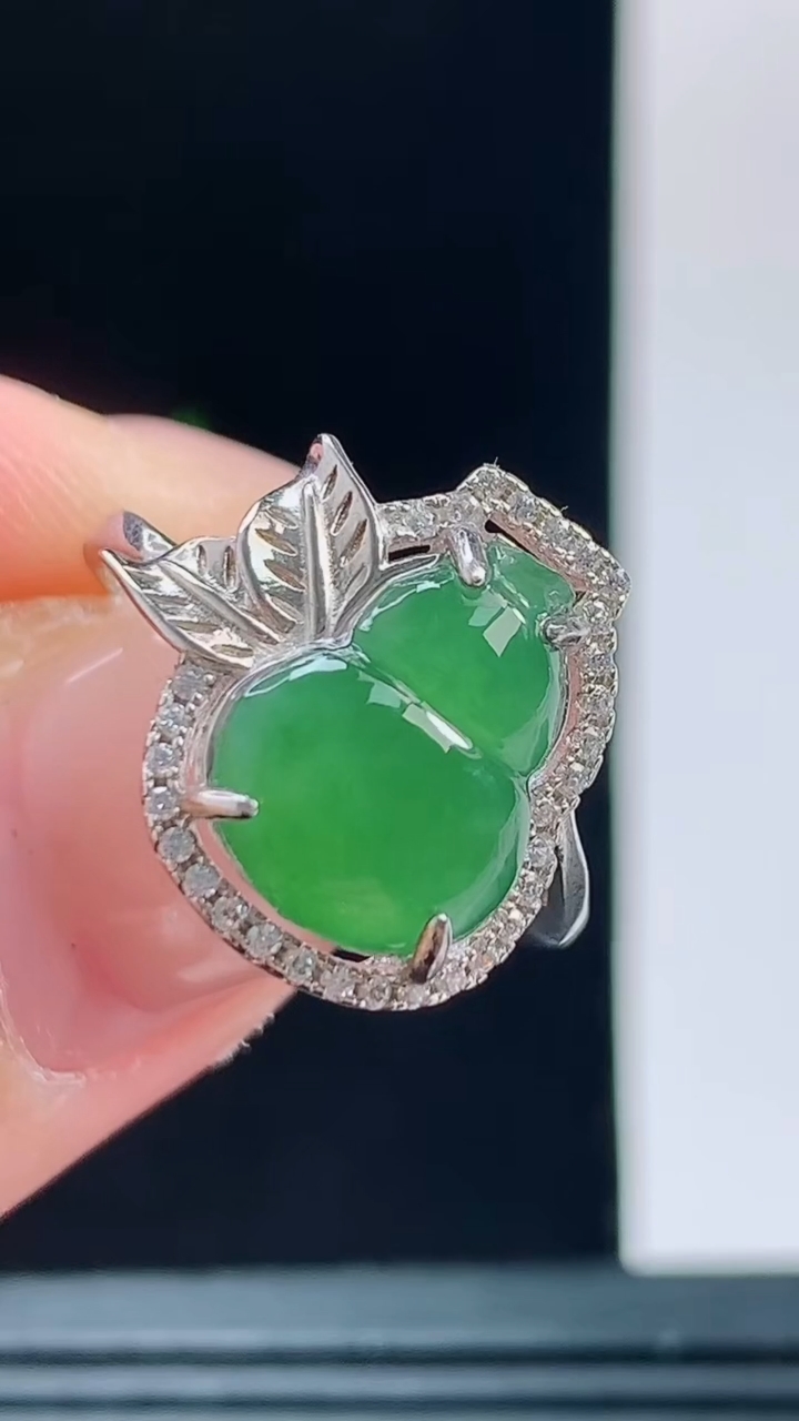 天然A货翡翠葫芦戒指，尺寸12.5-9.8重量:2.74g h1282026年10月11日
工厂直销