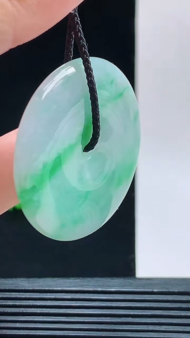 天然A货翡翠平安扣吊坠，尺寸37.9-5.4重量:16.80g 1010
10月11日