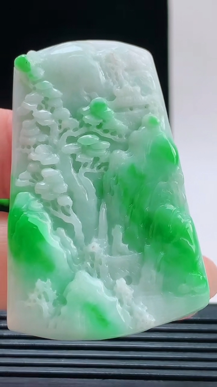 天然A货翡翠山水牌吊坠，尺寸52.7-33.6-8.6重量:34.15g 1010
10月11日