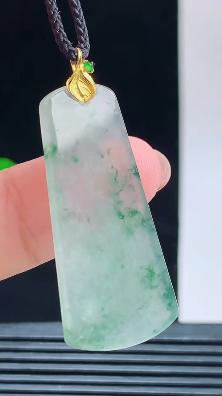 天然A货翡翠种飘花无事牌吊坠，尺寸35.2-17-2.7重量:4.38g 1010
10月11日