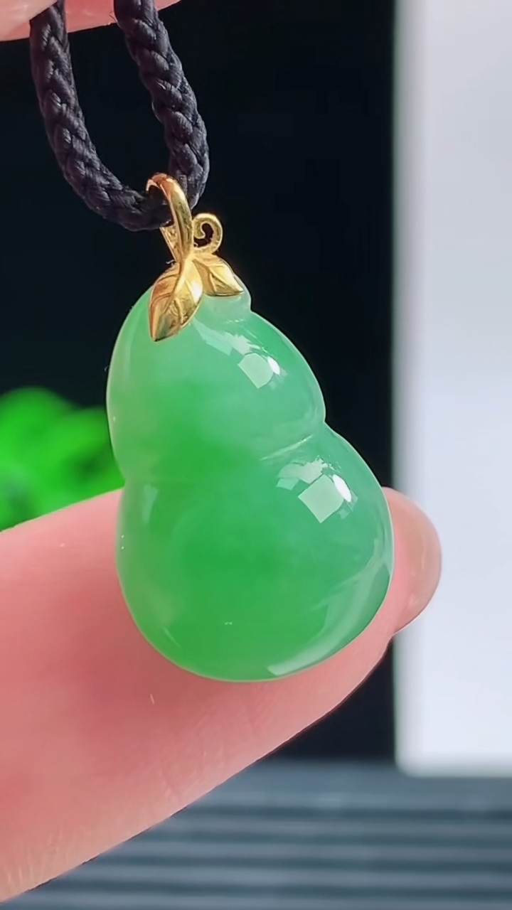 天然A货翡翠葫芦吊坠，尺寸17.8-11-5.3重量:1.62g 1010
10月11日